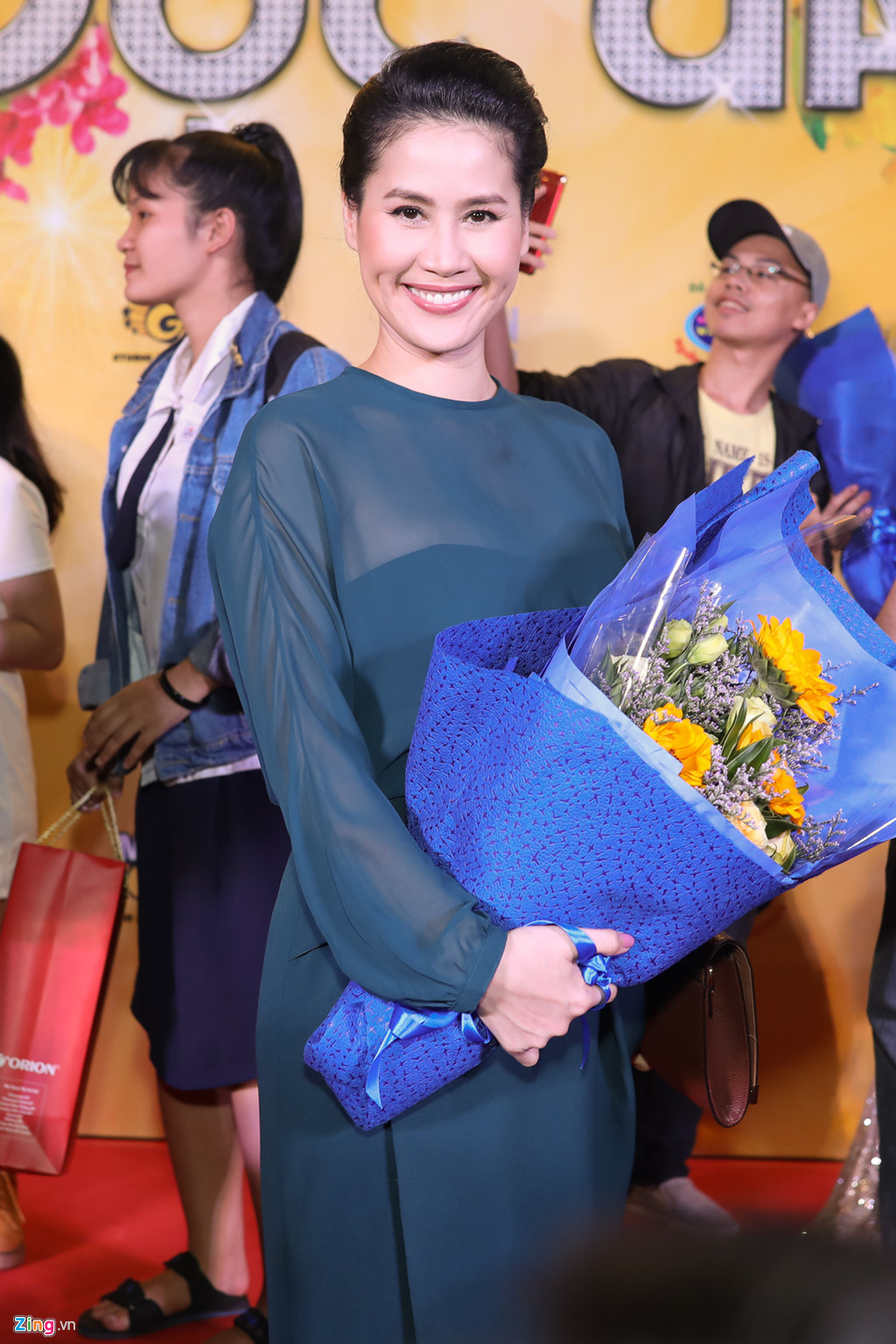 Hoài Linh đeo khẩu trang, đi dép lào trên thảm đỏ ra mắt phim